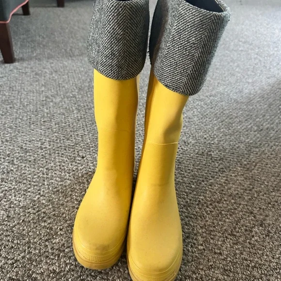 Cole Haan with Nike Air Yellow Rain Boots with Gray Cuffs, size 8 - Picture 1 of 3